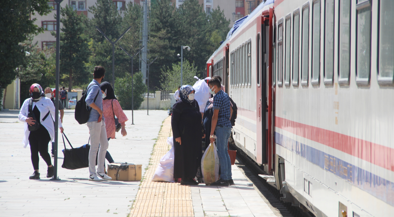 Şehirlerarası yolculukta yeni dönem başladı! Yolculara aşı kartı soruldu Şehirlerarası yolculukta yeni dönem başladı! Yolculara aşı kartı soruldu
