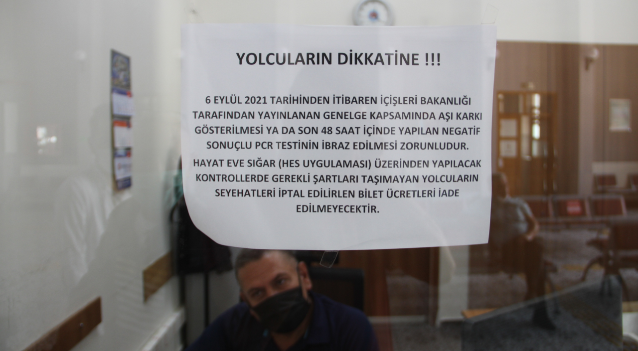 Şehirlerarası yolculukta yeni dönem başladı! Yolculara aşı kartı soruldu Şehirlerarası yolculukta yeni dönem başladı! Yolculara aşı kartı soruldu