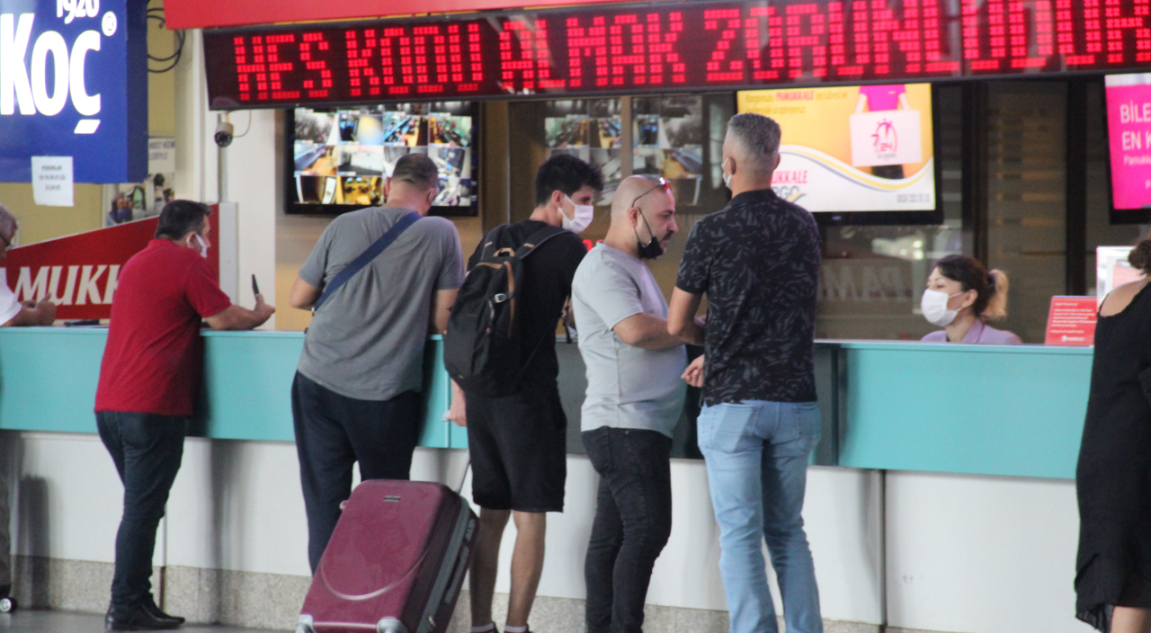 İzmir'de 18 yaşından küçüklere otobüs ve uçak bileti satışı yasaklandı İzmir'de 18 yaşından küçüklere otobüs ve uçak bileti satışı yasaklandı