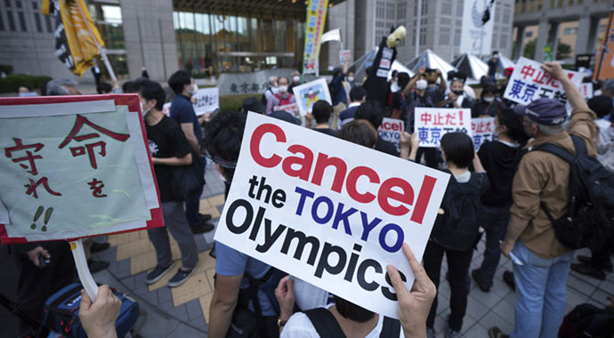 Tokyolular sokaklarda! İptal çağrıları sürüyor