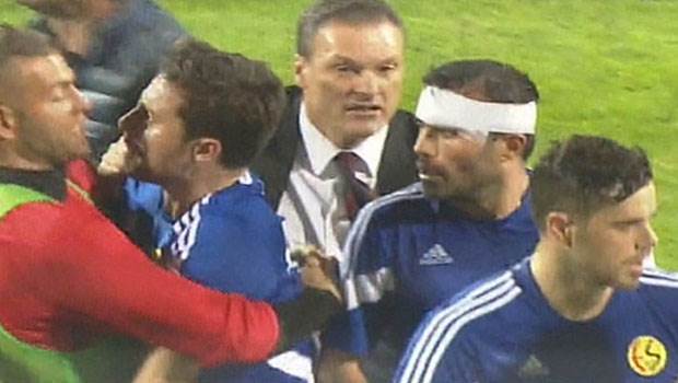 Alpay Özalan takımını sahadan çekti
