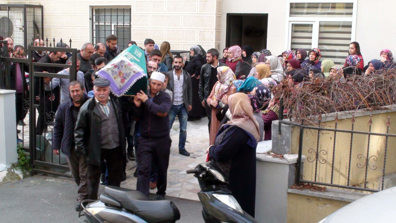 Başından vurularak öldürülen 17 yaşındaki Aleyna defnedildi