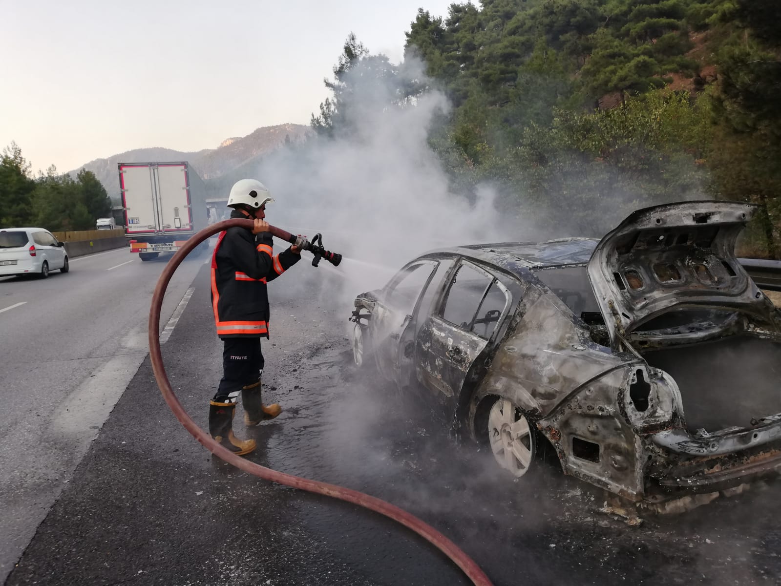 Bir saat önce aldığı otomobili seyir halindeyken bu hale geldi