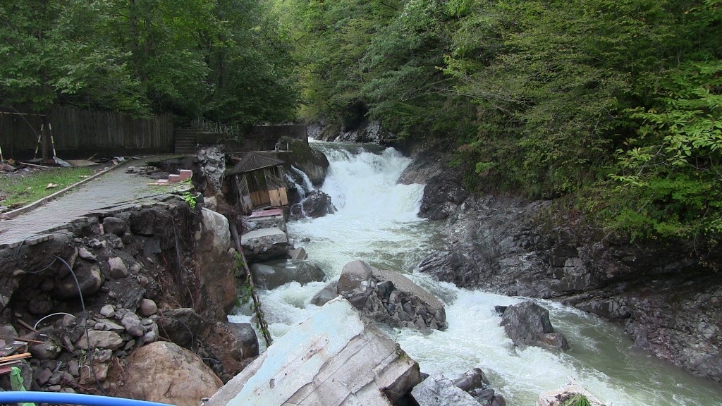 Artvin'in Borçka ilçesinde sel balık çiftliğini yıktı geçti! 20 yıllık birikimi bir gecede yok oldu