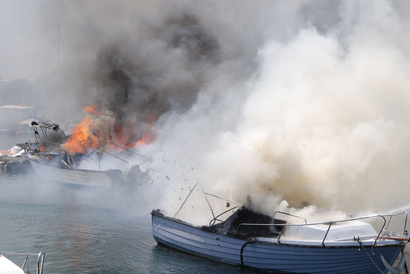 Kartal'da 8 tekne küle döndü