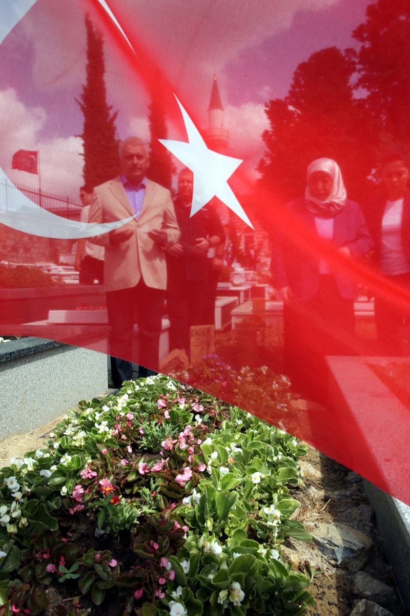 Başbakan Yıldırım, 15 Temmuz şehitlerinin mezarlarını ziyaret etti