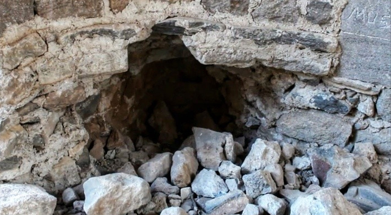 50 yıldır define avcıları tarafından tahrip ediliyor: Tarihi kilise çökmek üzere