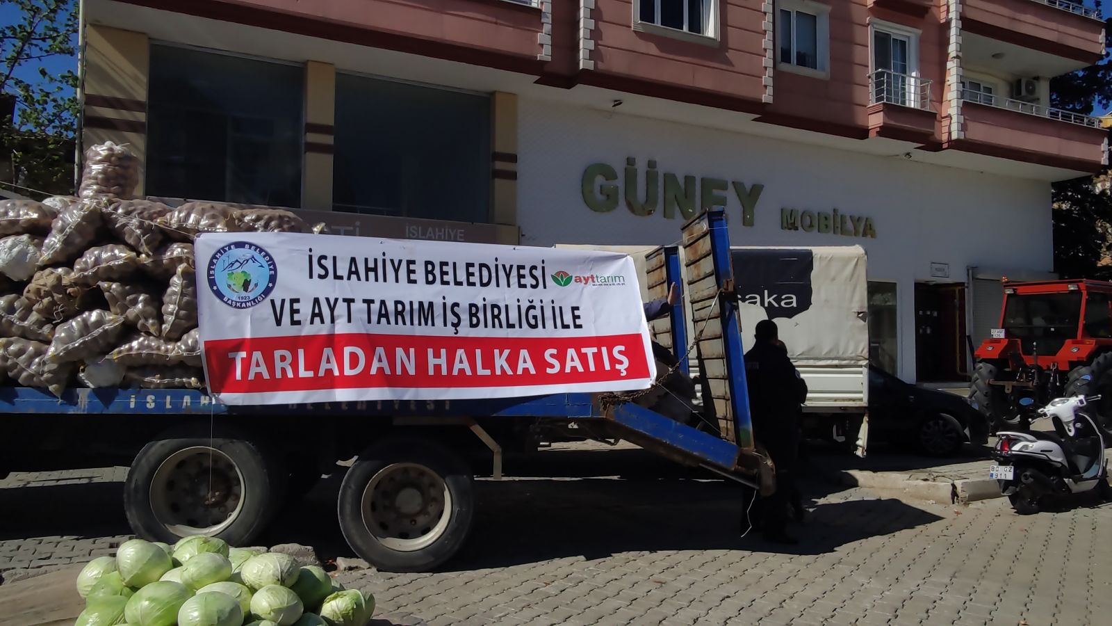 Belediye pazara tezgah açtı, fiyatları görenler ürün bırakmadı