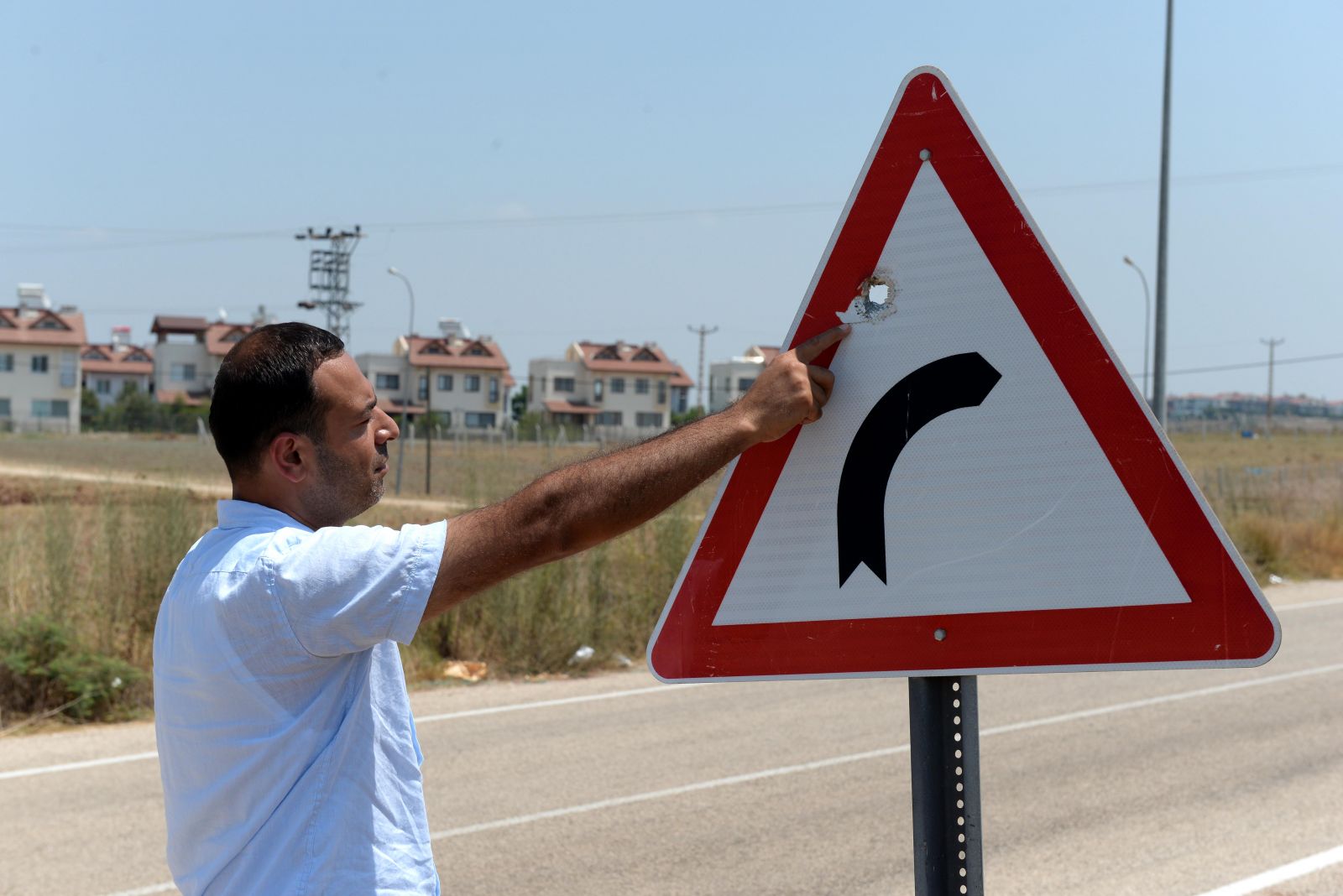 Yön levhaları hedef tahtası oldu