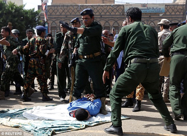 3 yaşındaki kız çocuğuna tecavüz etti, herkesin gözü önünde idam edildi