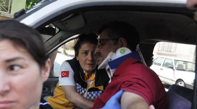 Otomobil savurdu, ağaç durdurdu