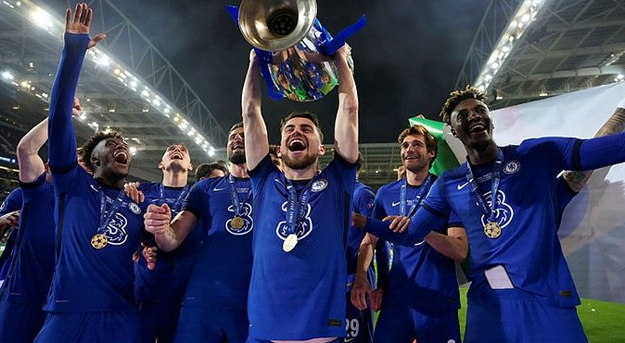 2021 yılının en başarılı futbolcusu belli oldu! Messi ve Ronaldo'yu geride bıraktı