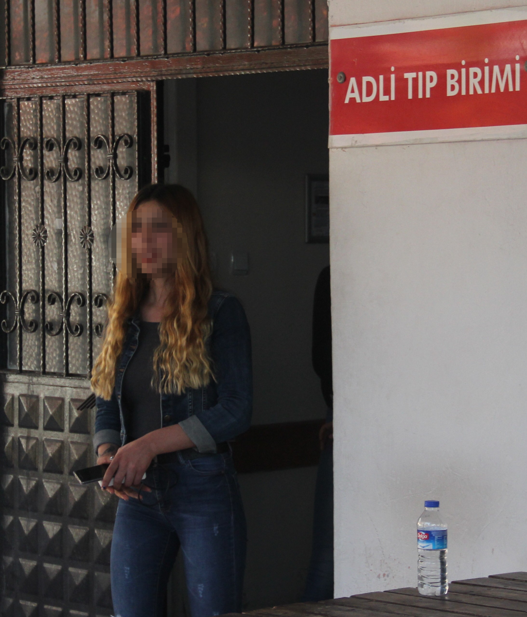 Liseli kızlar cezaevine ziyarete gitmeyen arkadaşlarını darp etti