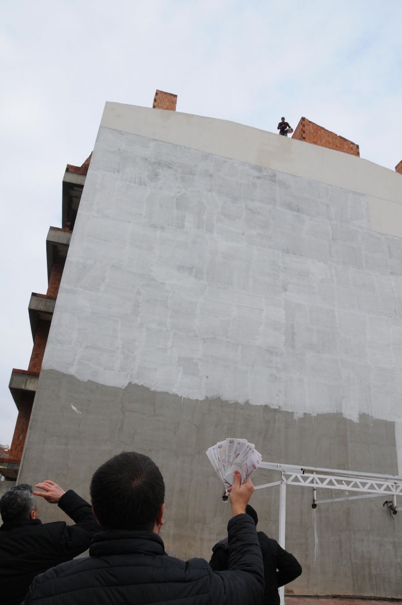 Paraları görünce intihardan vazgeçti