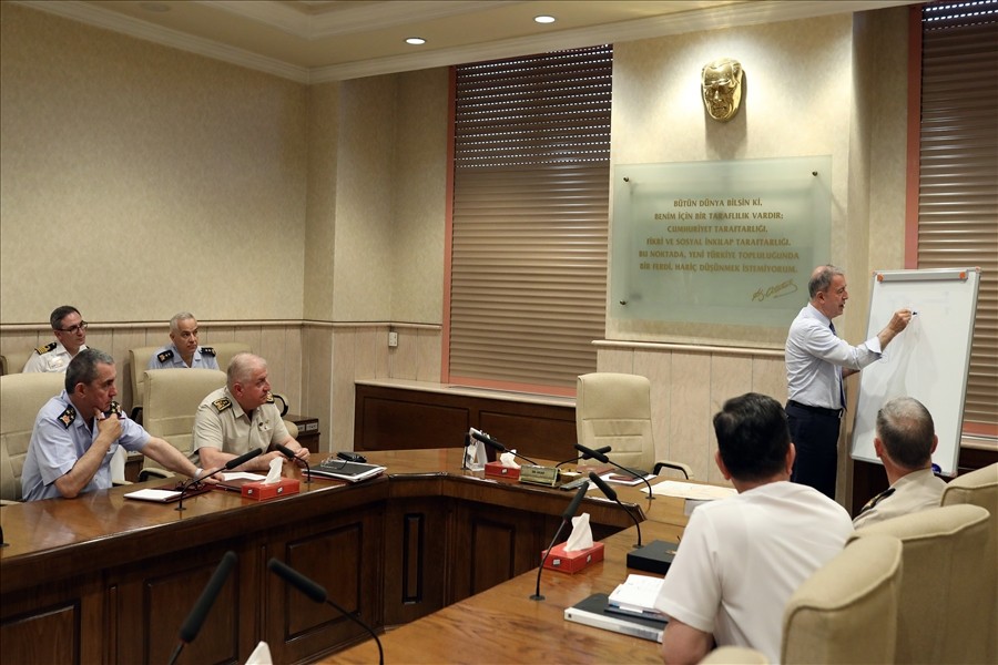 Bakan Akar, TSK Komuta kademesi ile bir araya geldi