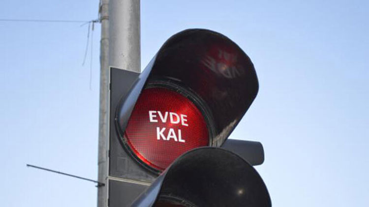 Trafik ışıklarıyla koronavirüse karşı 'Evde kal' çağrısı