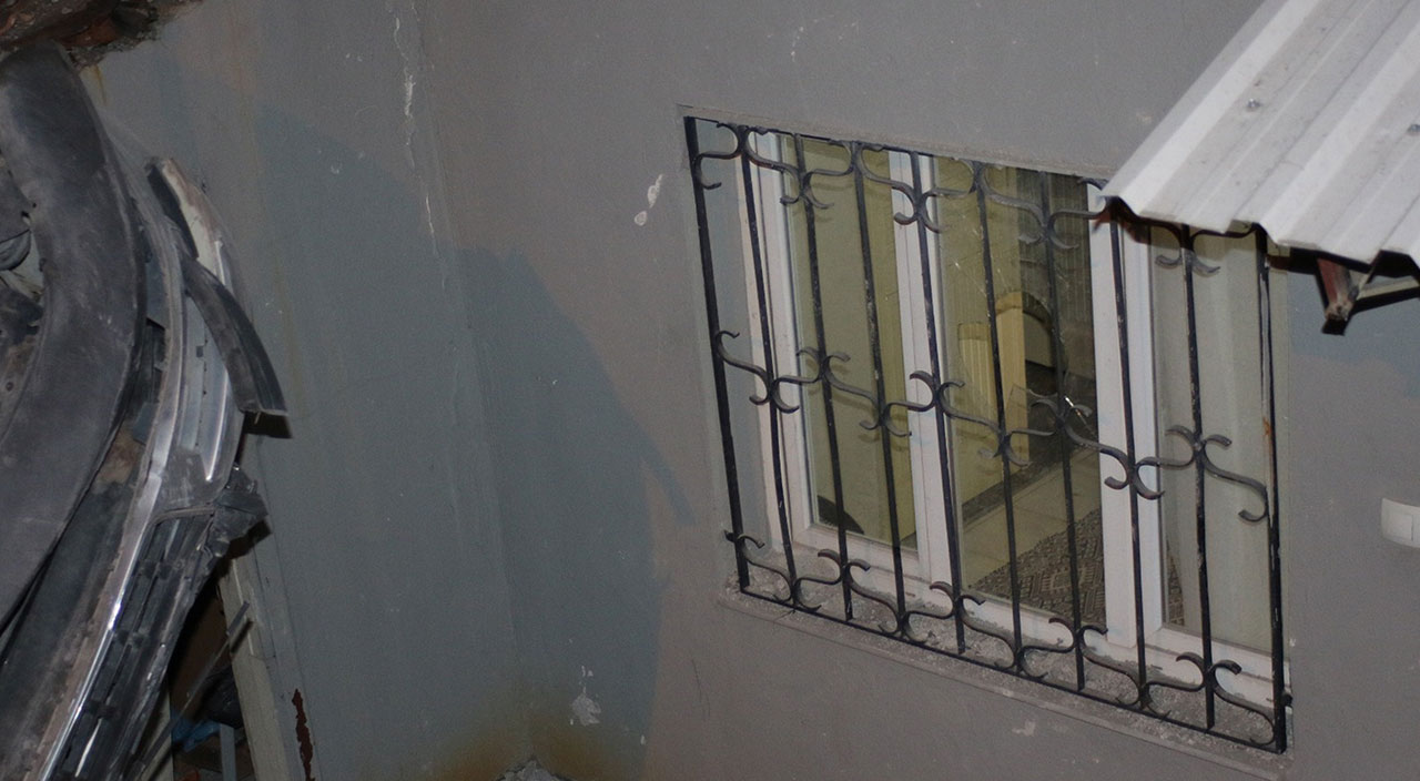 Kontrolden çıkan otomobil evin çatısına uçtu