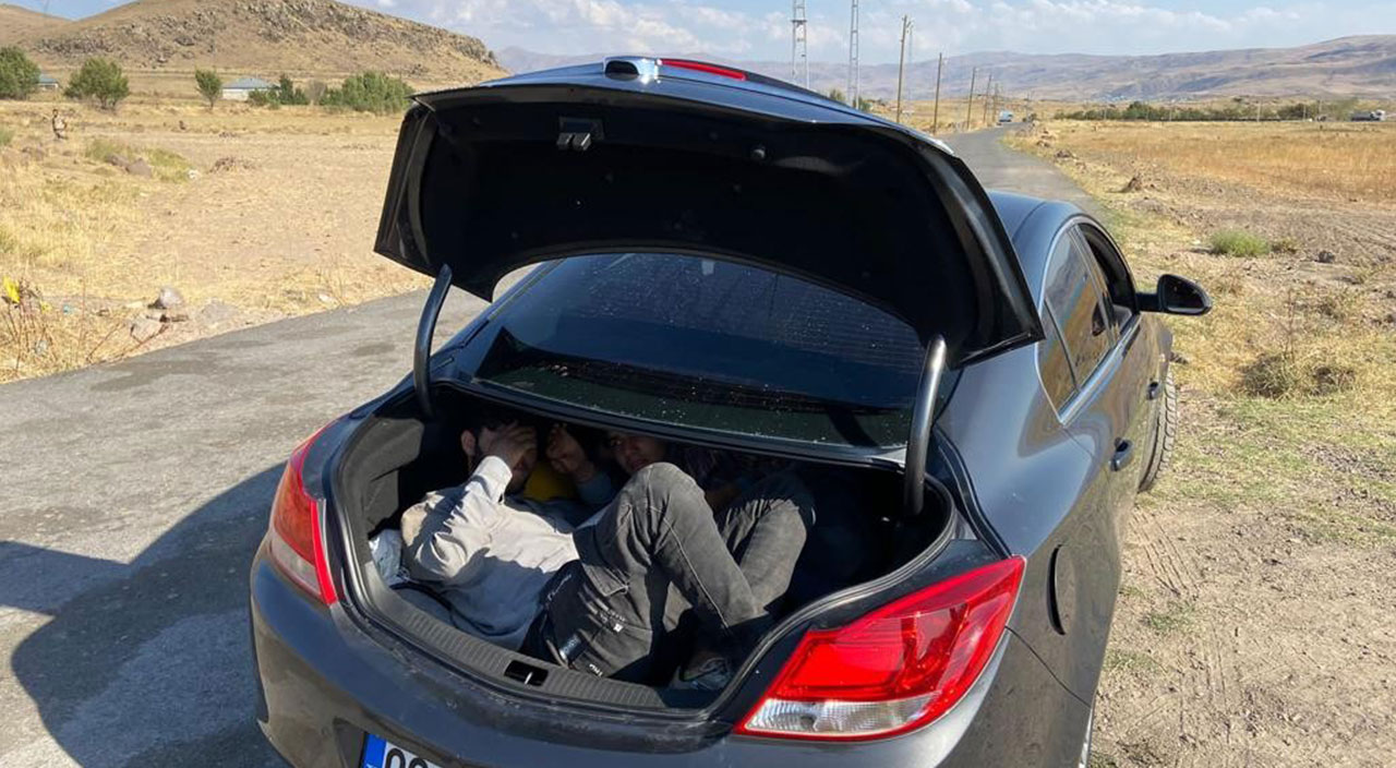 Şüphe üzerine durduruldu! 3 düzensiz göçmen ile 3 organizatör yakalandı