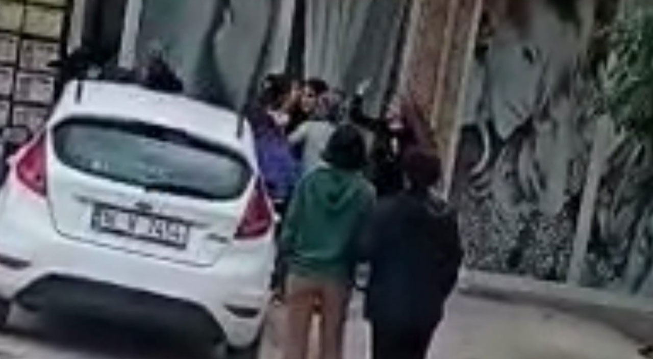 Sokak ortasında saç saça baş başa birbirine girdiler