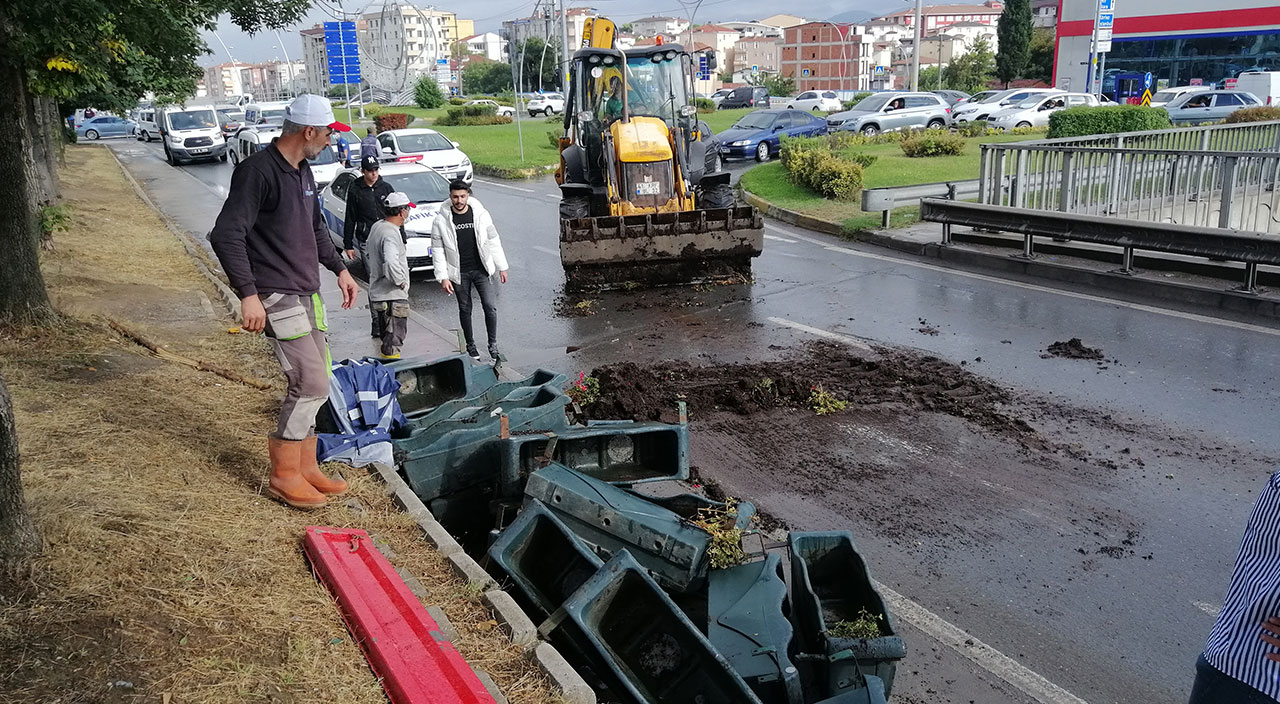 Belediye işçilerini taşıyan römork devrildi! 3 kişi yaralandı