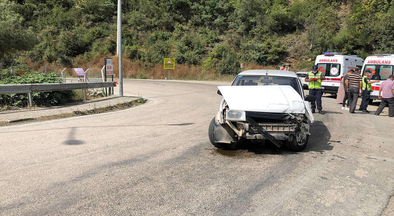 İki otomobil kafa kafaya çarpıştı! 7 kişi yaralandı