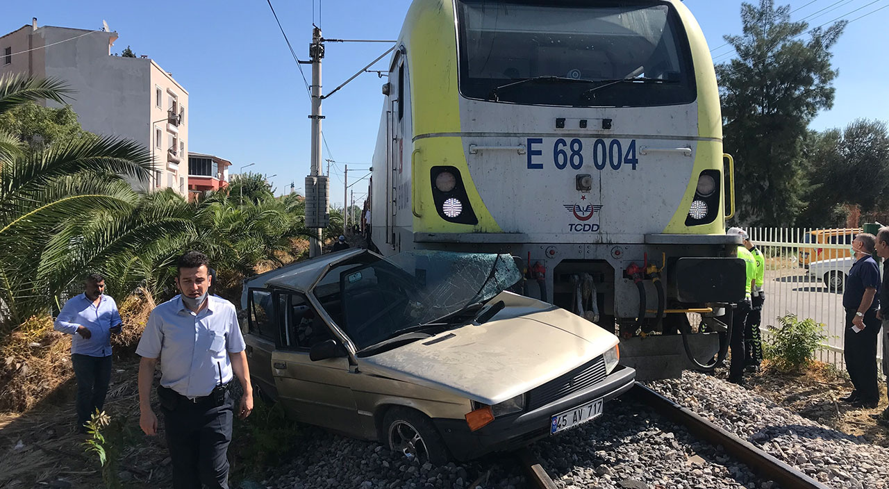 Trenle kafa kafaya çarpıştı! İçinden sağ çıktı