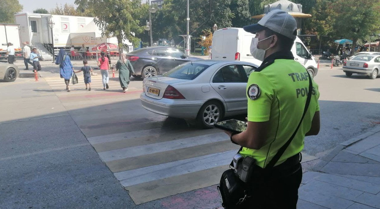 Yayalara yol vermeyen sürücülere 7 bin 486 TL para cezası!