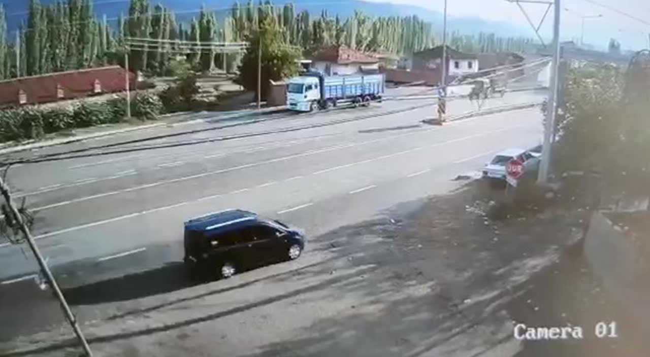 Direksiyon başında uyuyakaldı! Yol kenarındaki otomobile çarptı