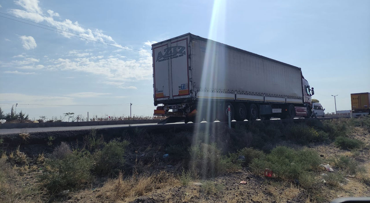 Tıra arkadan çarpan otomobil hurdaya döndü!