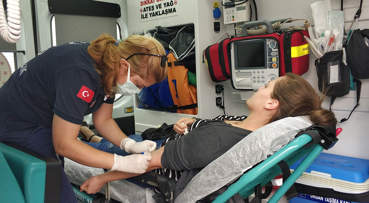 Tedavisi için hastaneye gidiyordu! 100 metre kala trafik kazası geçirdi
