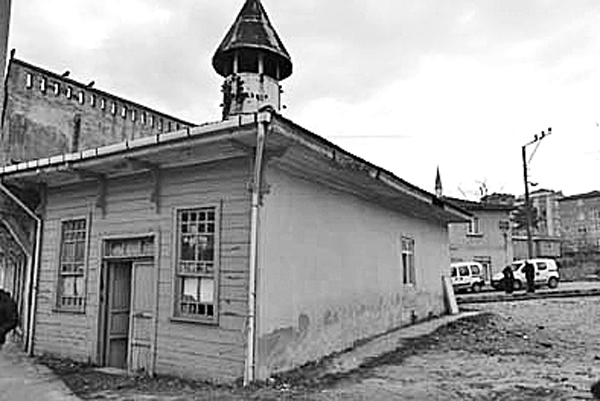 Tarihî mescidin hâli içler acısı