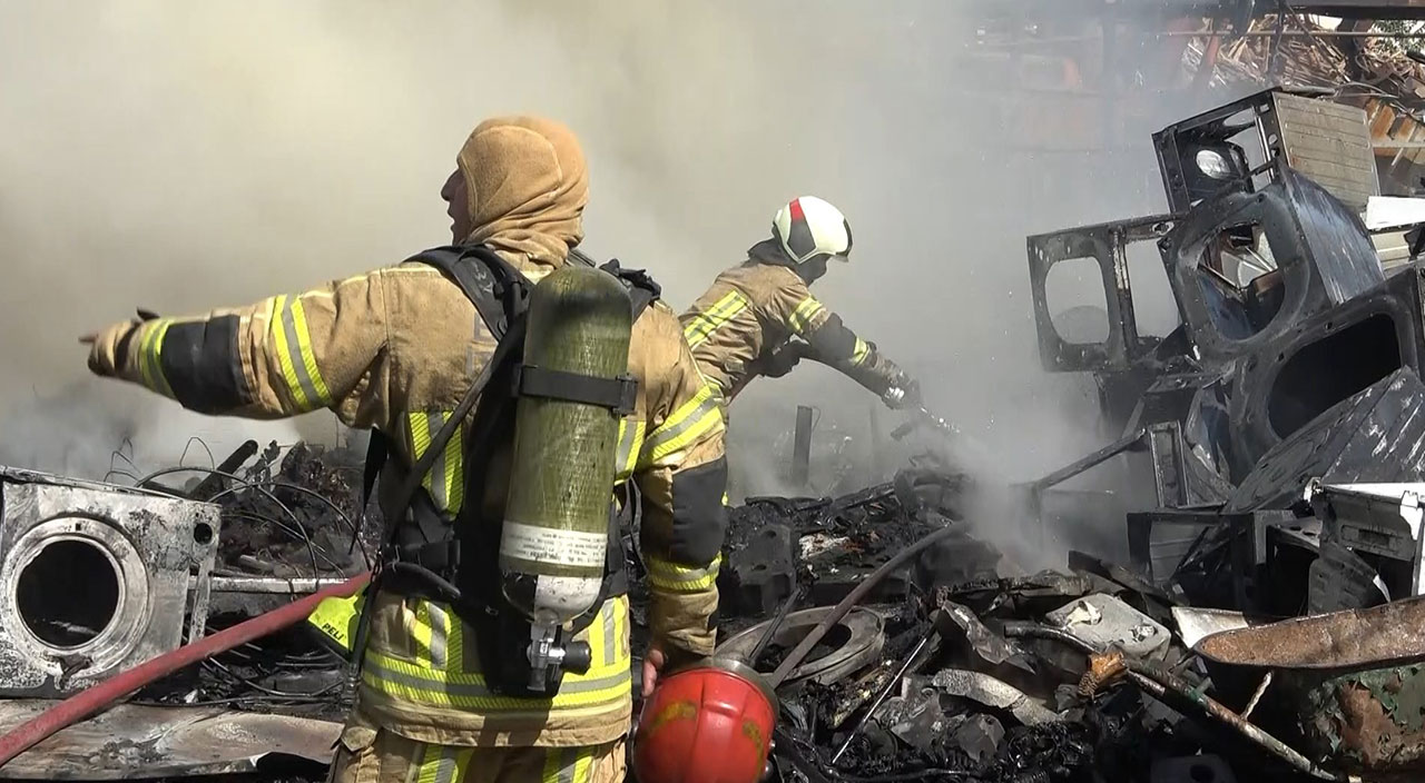 Dumanlar gökyüzünü siyaha boyadı