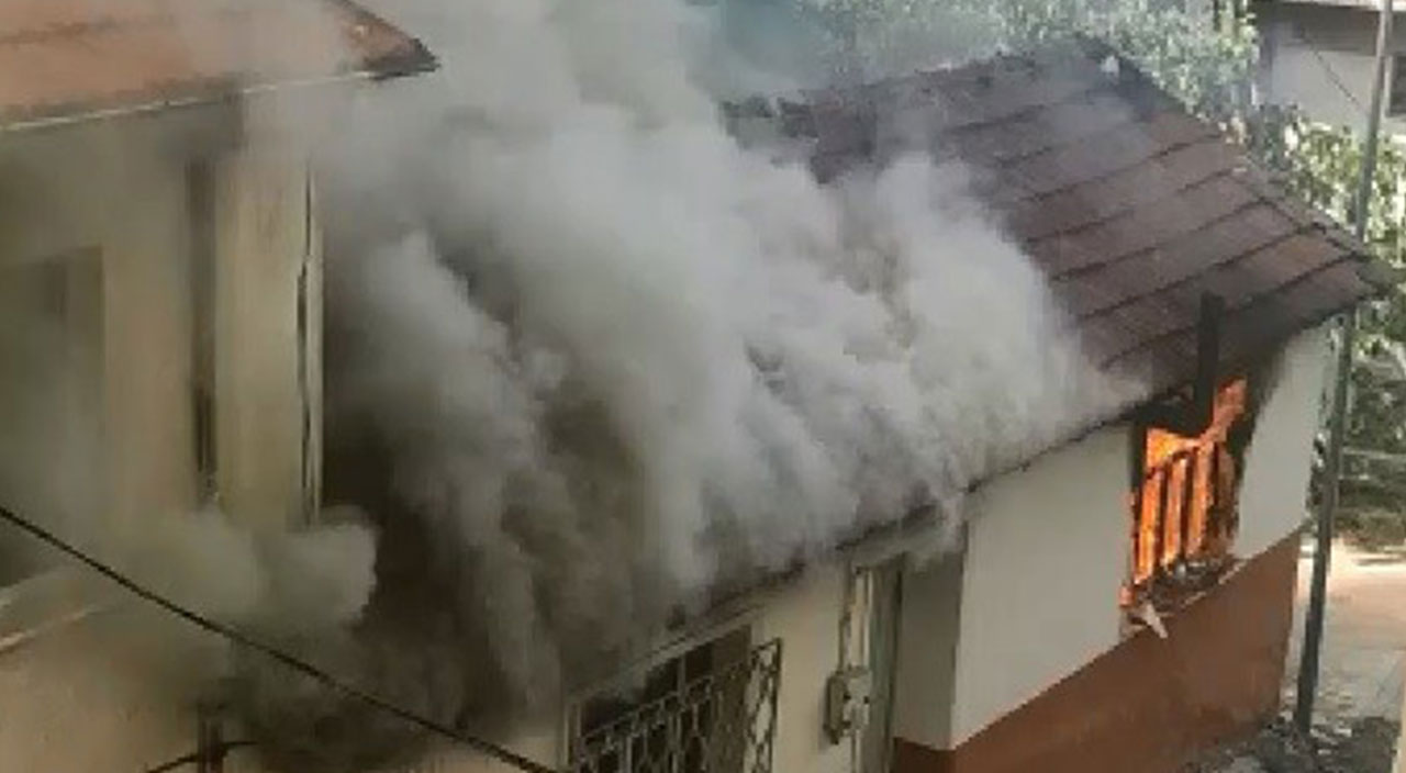 Madde bağımlısı evi yaktı! Mahalleli birbirine girdi