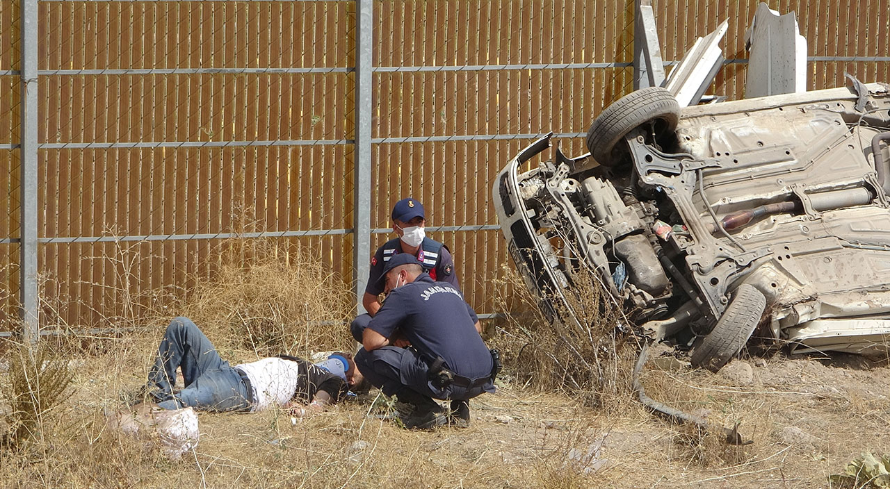 Otomobil şarampole yuvarlandı! Kazada 3'ü ağır 5 kişi yaralandı