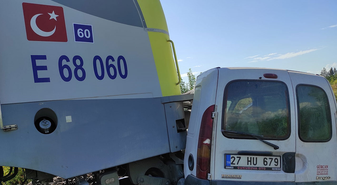 Hemzemin geçitte tren kazası! 2 kişi yaralandı