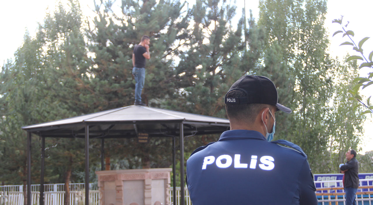 4 gün önce intihar etmeye kalkmıştı! Şimdide şadırvanın tepesine çıktı