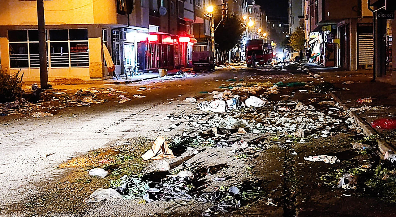 Pazarın ardından sokak çöplüğe döndü! Mahalleli isyan etti
