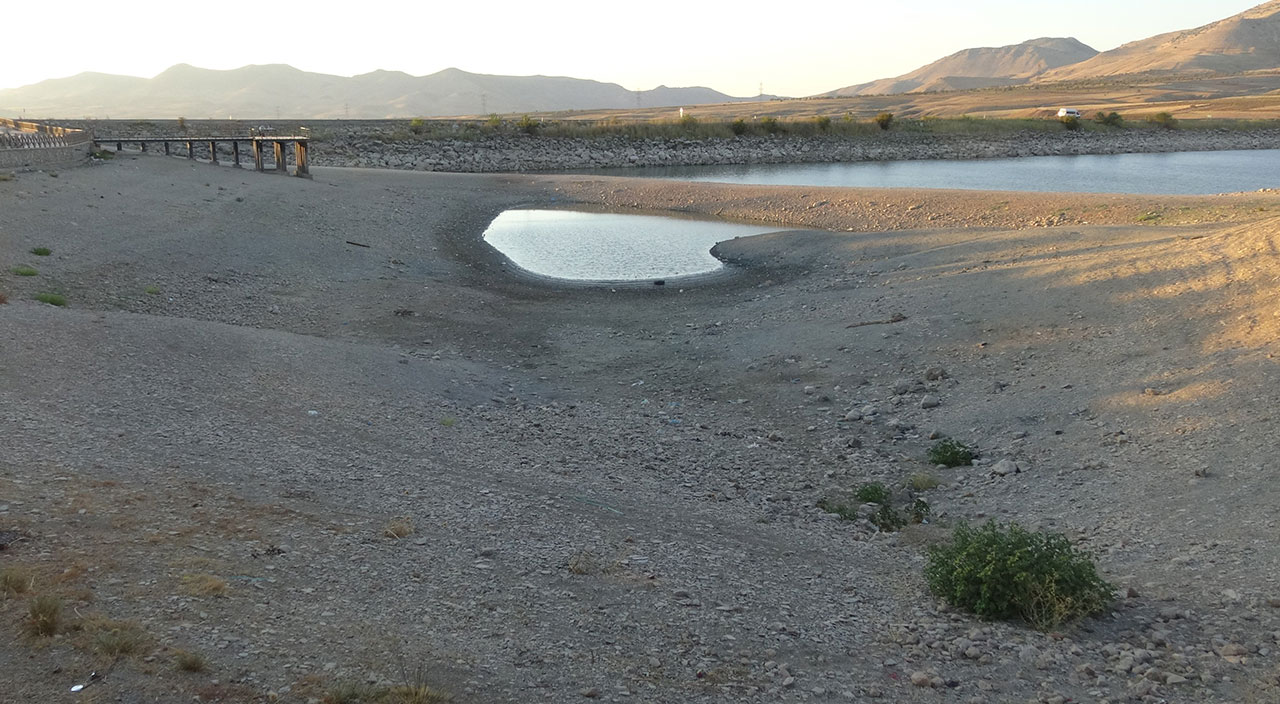 Kırkat Göleti’nde korkunç görüntü! Suyun ortasında bulunan tekne karaya oturdu