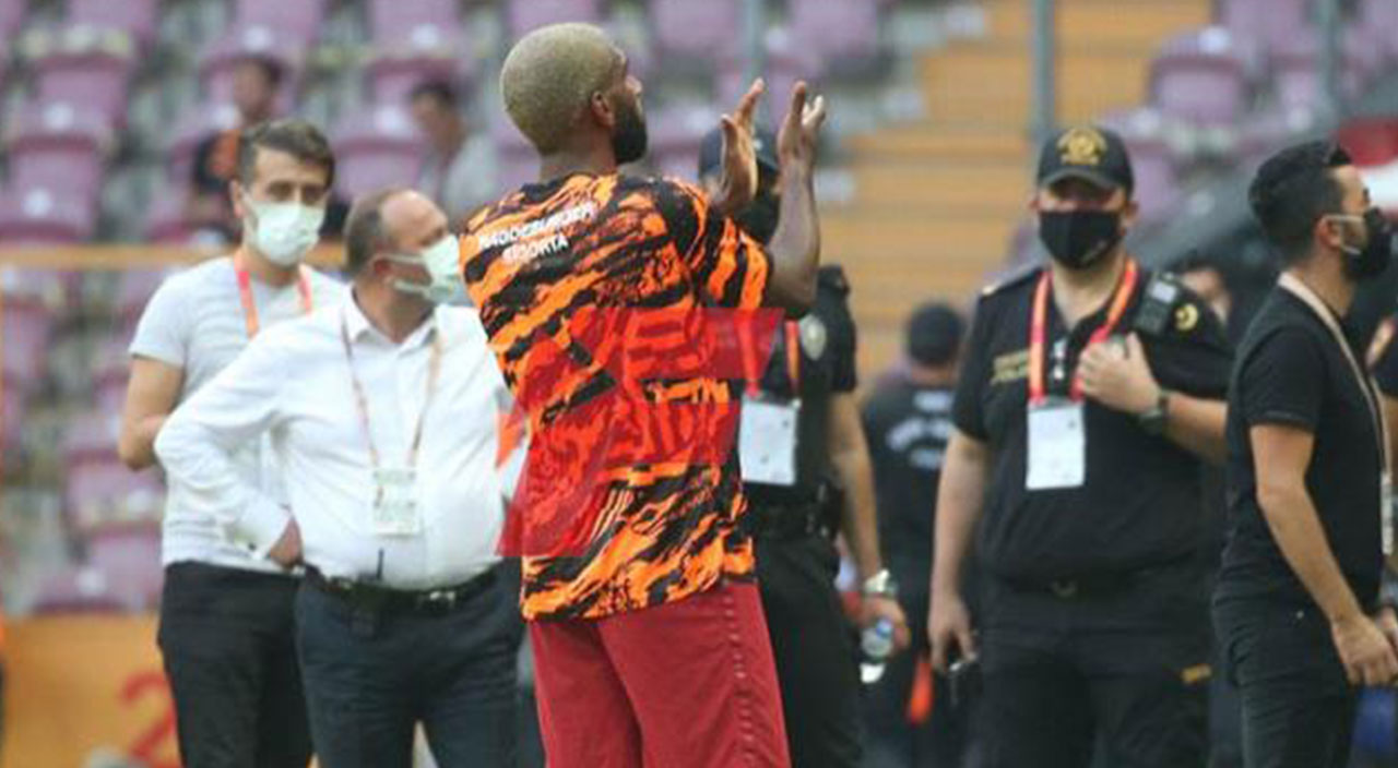 Galatasaray taraftarından Ömer Bayram’a tepki: Formasını yere attı