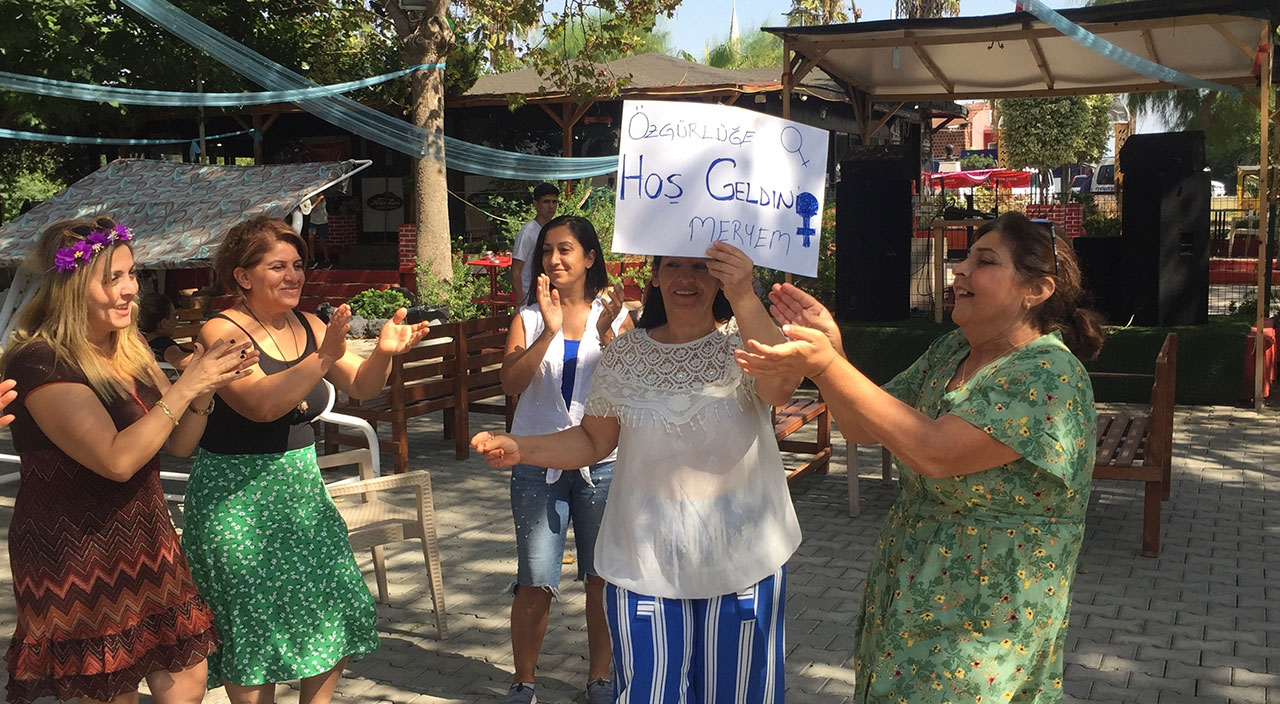 8 yıl sonra şiddet gördüğü eşiyle boşandı: ‘Erik Dalı’ oynayarak kutladı