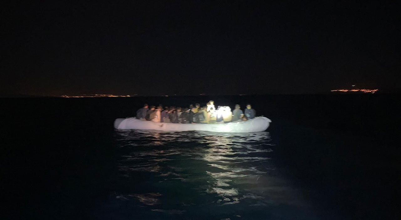 Van Gölü’nde operasyon: 60 kaçak göçmen yakalandı