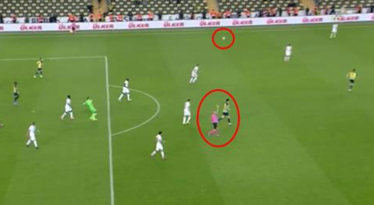 Cüneyt Çakır’ın çaldığı düdük geceye damga vurdu! Beşiktaşlılar isyanda