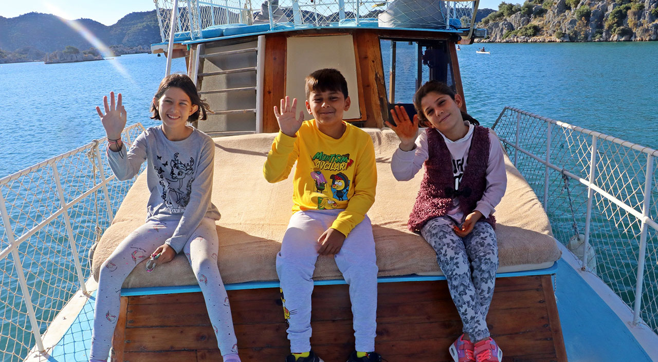 Turistleri kıskandıracak yolculuk: Her sabah tekneyle okullarına ulaşıyorlar