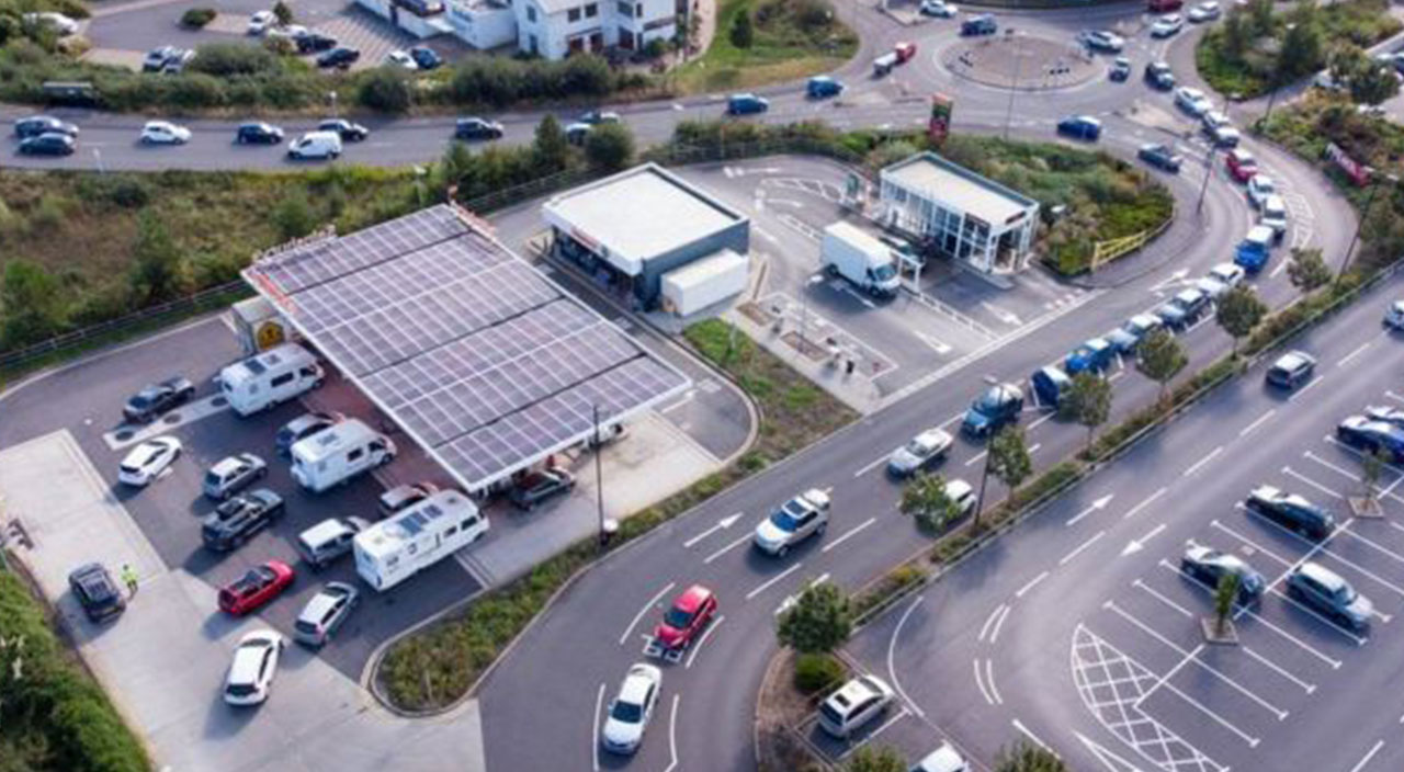 İngiltere’de akaryakıt krizi! Uzun kuyruklar nedeniyle kavgalar başladı