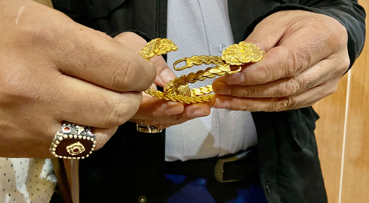 Bahçede 70 bin TL değerinde altın buldu! Sahiplerine teslim etti