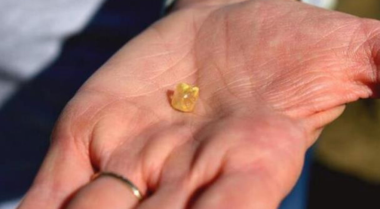 Eşiyle beraber parkta dolaşırken 4.38 kartlık elmas buldu!