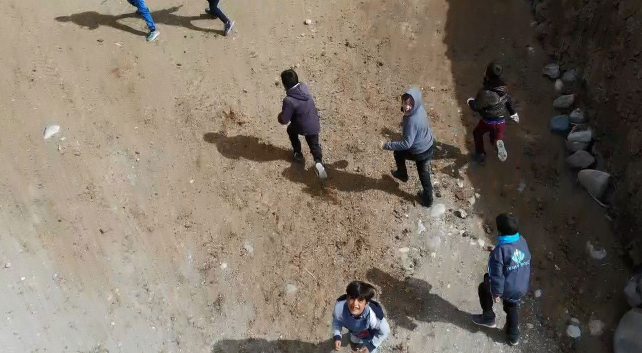 İlk kez drone gören çocukların şaşkınlığı kameralara yansıdı