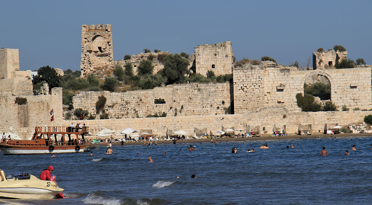 Kızkalesi’nde hava sıcaklığı 33 dereceyi buldu! Tatilciler sahillere akın etti