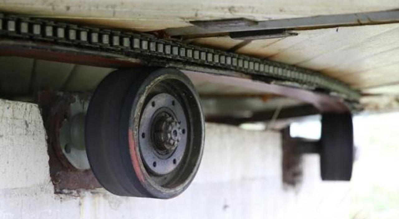 Eşini memnun edebilmek için 360 derece dönen ev inşa etti