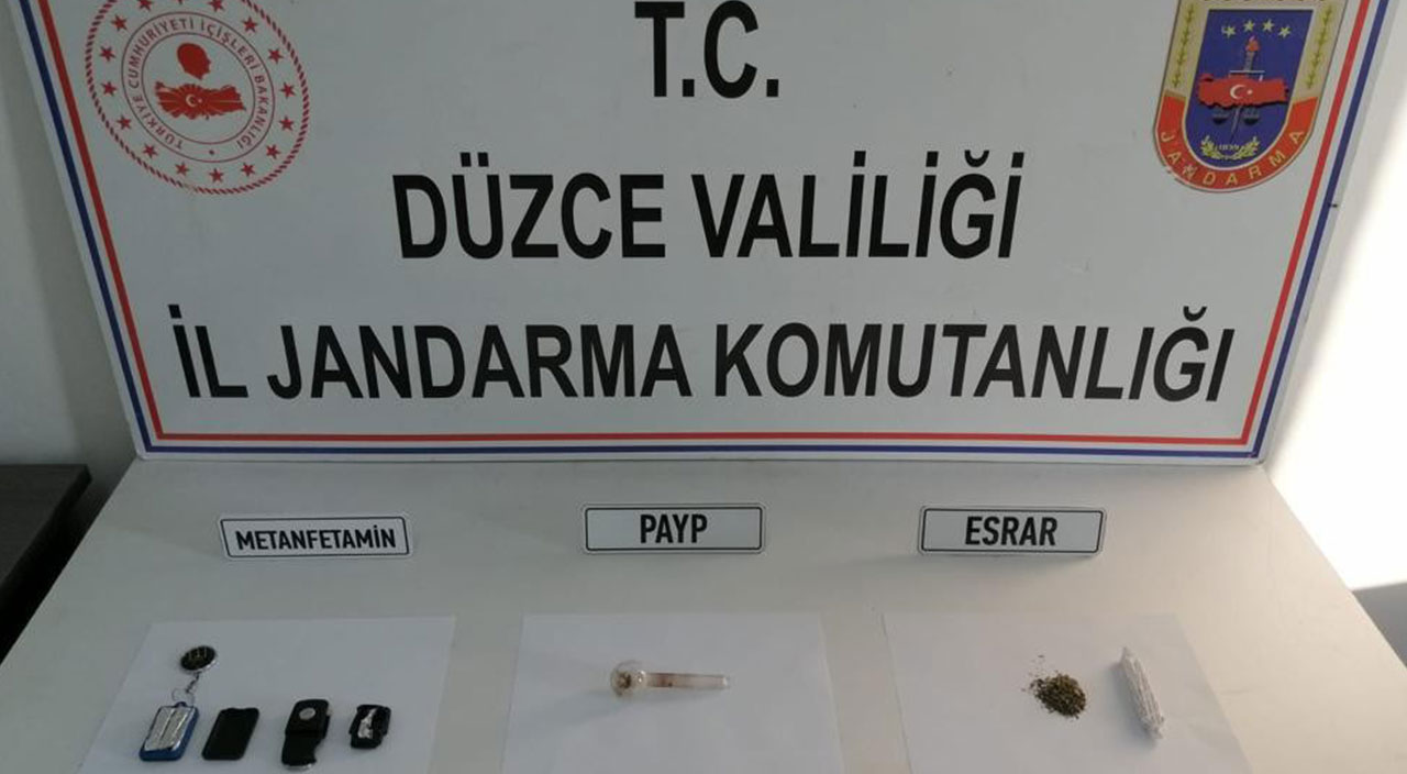 Düzce’de akıl almaz görüntü! Kumandalı araç anahtarlarından uyuşturucu çıktı